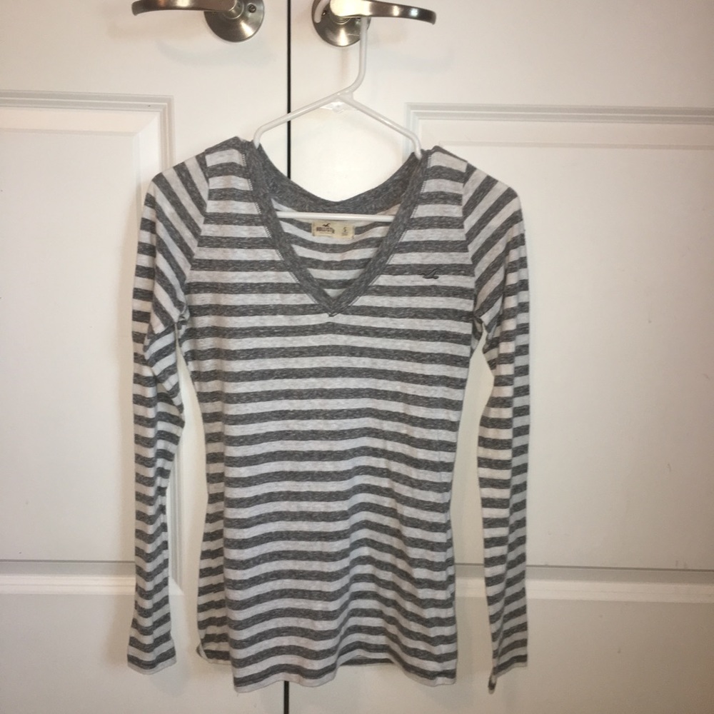 hollister long sleeve v neck shirt size S